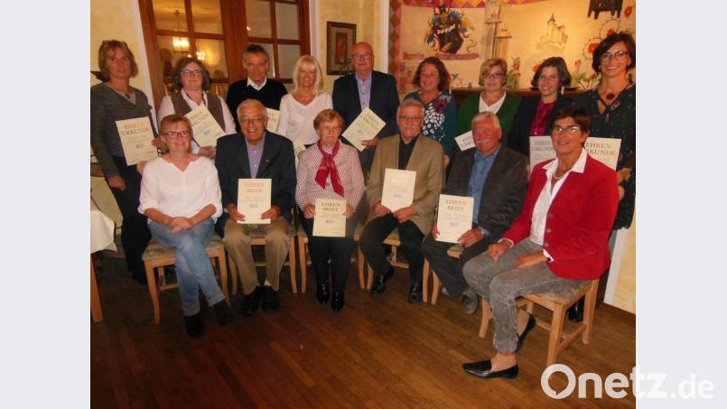 Mitgliederehrung beim Lehrerinnen- und Lehrerverband (sitzend, von links): Kreisvorsitzende Stefanie Löffler, Franz Beyerlein, Renate Erhard, Hermann Gnahn, Horst Meidenbauer, Bezirksvorsitzende Ursula Schroll, (stehend, von links) Christine Ruoff, Margit Müller, Günter Hufnagel, Ida Hufnagel, Hans-Jürgen Reitzenstein, Brigitte Messer, Roswitha Wiesend, Andrea Konrad und Monika Schmidt. Bild: exb