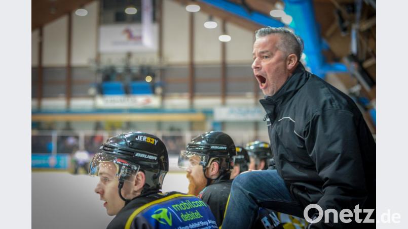 Lautstark an der Bande: Dirk Salinger, Coach des ERSC Amberg. Bild: brü