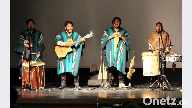 Mit Musik die Wasserversorgung des ländlichen Boliviens sichern: Sacumbaya singen über indigene Tradition. Bild: Dagmar Williamson