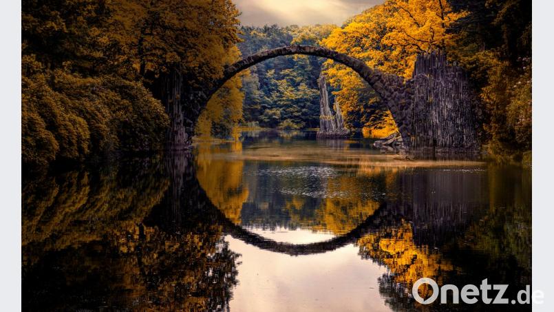 „Rakotzbrücke“: Das bauliche Kleinod steht im Azaleen- und Rhododendronpark bei Kromlau in Sachsen. Max Striegl hat das Bild an einem herbstlichen Vormittag aufgenommen. Es schwebt noch ein klein wenig Nebel über dem Wasser. Bild: Max Striegl