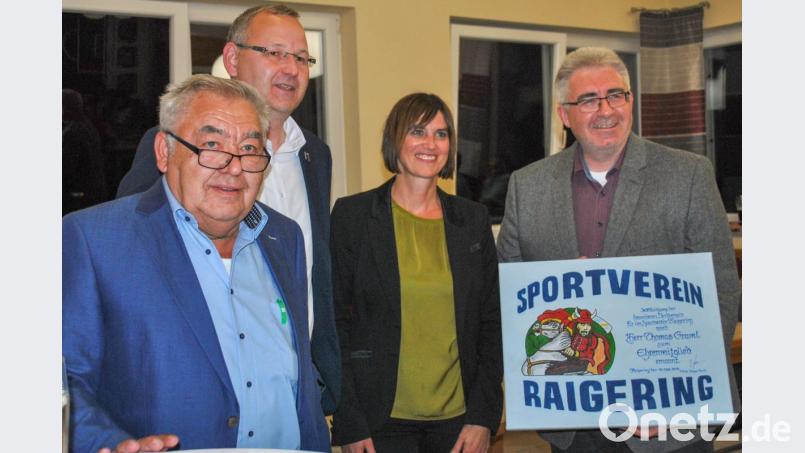 Das neue Ehrenmitglied beim SV Raigering, Thomas Graml (rechts), lässt sich von Rudi Pirzer (von links), Jürgen Zweck sowie Christina Püschl gratulieren. Bild: gth