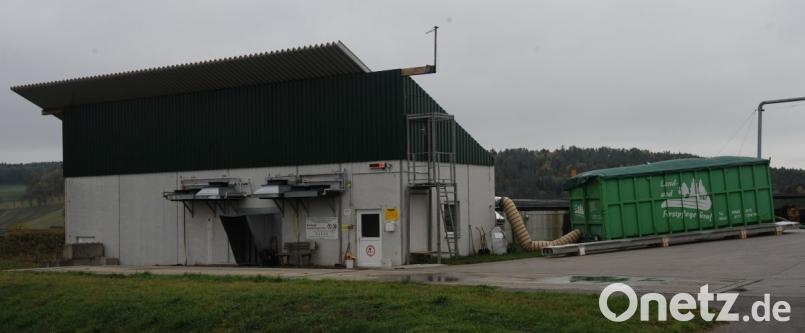 Mit zwei zusätzlichen Blockheizkraftwerken, die im bereits vorhandenen Gebäude aufgestellt werden, kann die Biogasanlage auf über 3000 kW Fernwärmeleistung und über 1100 kW elektrische Leistung hochgefahren werden. Das in Abrollcontainern angelieferte Holz oder Getreide wird durch Einblasen von Warmluft getrocknet. Bild: gf