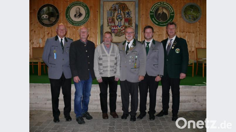 Von links Schützenmeister Alfred Koch mit den geehrten Schützen Ernst Baumgartner, Helmut Spandel, Horst-Helge Döll sowie zweitem Schützenmeister Jürgen Hecht und Gauschützenmeister Manfred Zölch. Bild: kgg