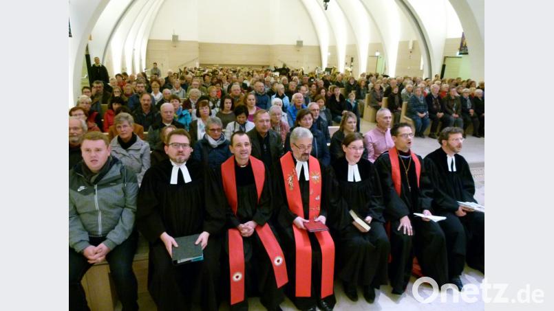 Inbrünstig singen die Gläubigen mit. Unser Bild zeigt unter anderem von rechts: Dr. Andre Fischer (Grafenwöhr), Dr. Wesley Teixeira (Netzaberg), Vikarin Katrin Spies (Wirbenz), Dirk Grafe (Wirbenz), Hartmut Klausfelder (Neustadt am Kulm) und Micha Börschmann (Speichersdorf). Bild: rn