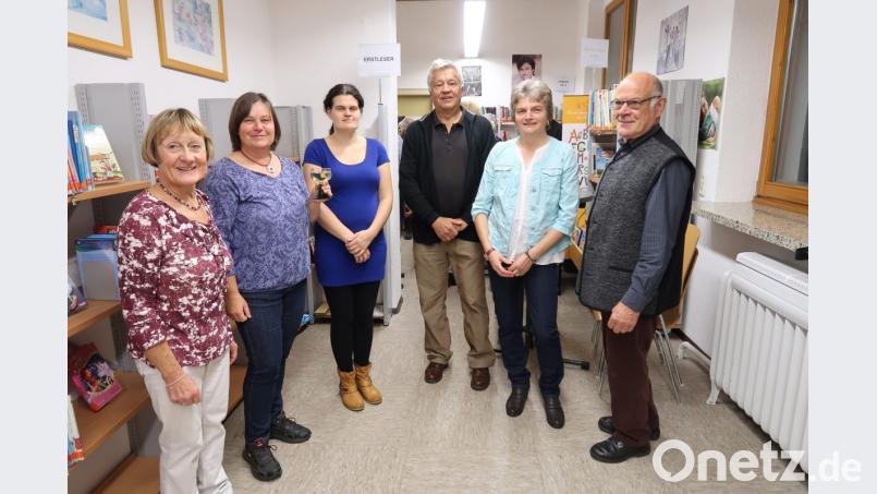 Großen Anteil am Erfolg des zweiten Weinleseabends der Steinwaldbücherei haben die Autoren (von rechts) Wilhelm Brüntrup, Christa Vogel und Dieter Schraml. Dritte Bürgermeisterin Lisa Rauh (Zweite von links) gratuliert dem Büchereiteam mit Monika Seidel und Bianka Flügel (von links) zu einer gelungenen Veranstaltung. Bild: bsc