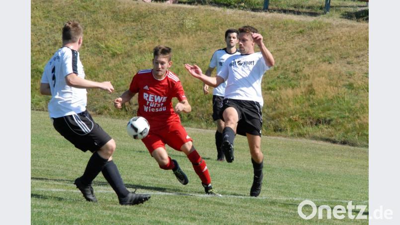 Am Sonntag steigt in Schönhaid das Derby gegen die DJK Falkenberg. Das Hinspiel (Szene) gewann der SV Schönhaid im August nach einem 0:2-Rückstand mit 4:2. Hier nimmt es der Schönhaider Fabian Höfer (rotes Trikot) mit den DJK-Spielern Daniel Lauterbach (links) und Andreas Müller (rechts) auf. Bild: Rudi Gebert