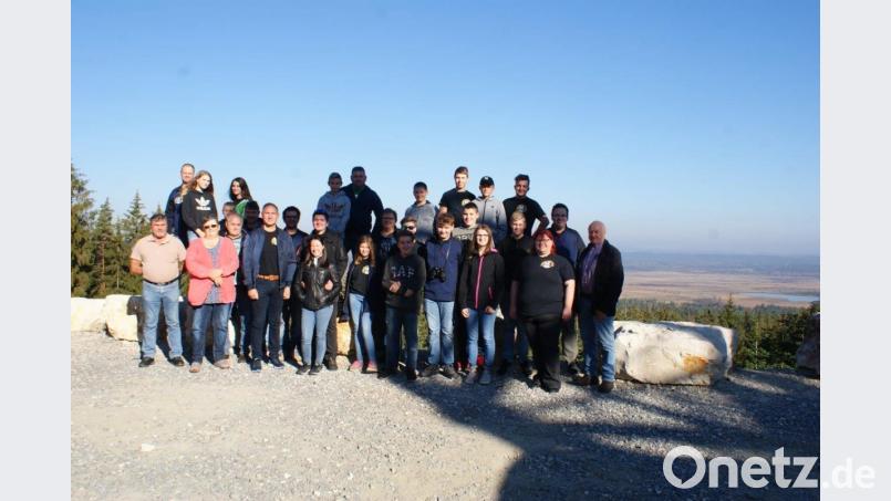 Interessante Ein- und Ausblicke gab es bei der Lagerrundfahrt in Grafenwöhr für die Manteler Floriansjünger. Bild: sei