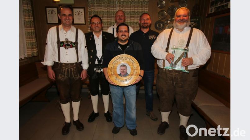 Die Schützen der SG „Waldeslust“ Riggau vergeben wieder den Wanderpokal. Die Gewinner sind diesmal (von links) Stefan Hörer, Andreas Neubauer, (vorne) , Marco Dümmelbeck (Gewinner der „Johann-Reinl-Gedächtnisscheibe“), Markus Schmidt, Alexander Eichelberger und Markus Merkl. Bild: is