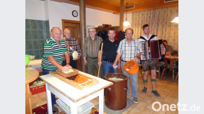 Unter musikalischer Begleitung von Fabian Wild übernehmen zweiter Vorsitzender Günther Frank, Vizebürgermeister Josef Illing, Ehrenmitglied Rainer Bauriedl, Ehrenvorsitzender Siegfried Kleber und Kassier Johann Götz (von rechts) das Krauteinlegen. Bild: gz