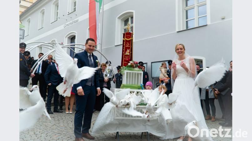 Sabine und Tobias Neuber freuen sich nach dem Ja-Wort in der Pfarrkirche Teunz über Hochzeitstauben. Bild: Markus Ostermeier
