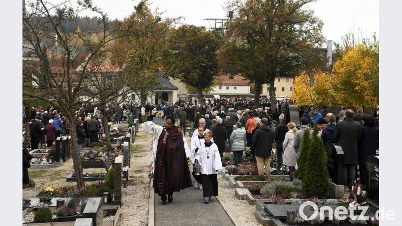 Gräbersegnung auf dem Friedhof in Rosenberg mit Pfarrer Saju Thomas. Bild: Petra Hartl