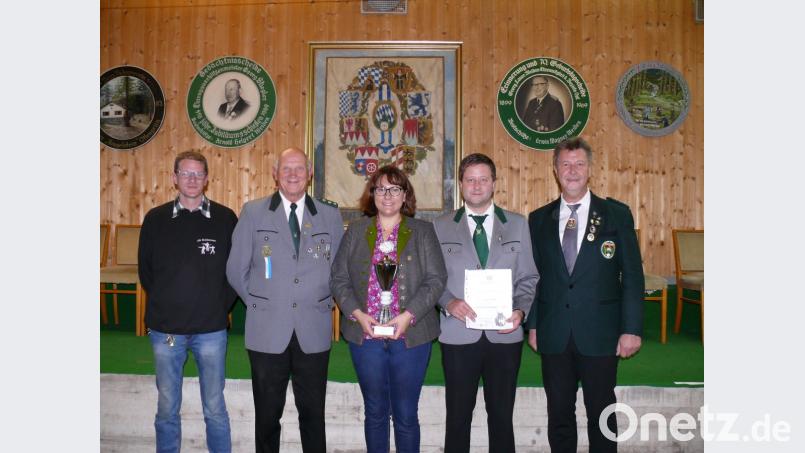 Von links Sportleiter Christian Koch, Schützenmeister Alfred Koch, Natalie Ries, Jürgen Hecht und Gauschützenmeister Manfred Zölch. Bild: kgg