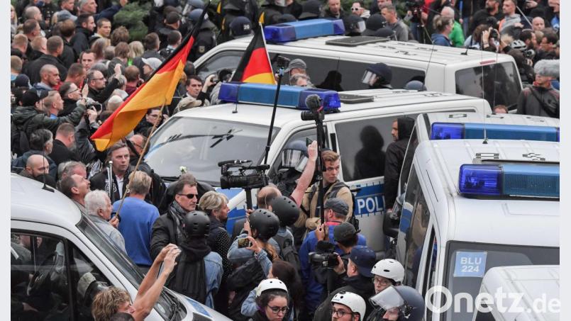 Demonstranten, Polizisten, Journalisten – da entsteht schnell ein Spannungsfeld. Boris Roessler/dpa Bild: Boris Roessler/dpa