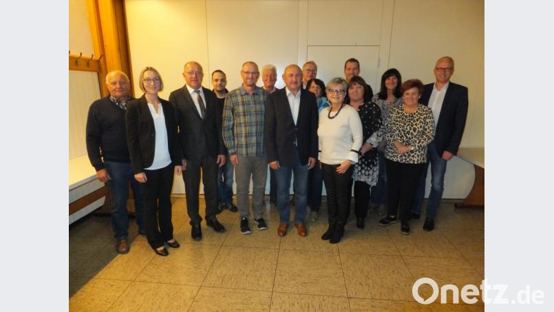 Für die Dauer von drei Jahren sind die Mitglieder des HKA mit dem Vorsitzenden Georg Götz (Siebter von links) gewählt. Bürgermeister Bernhard Lindner (rechts) und 3. Bürgermeisterin Evi Höllerer (Dritte von rechts) gratulieren. Bild: ibj