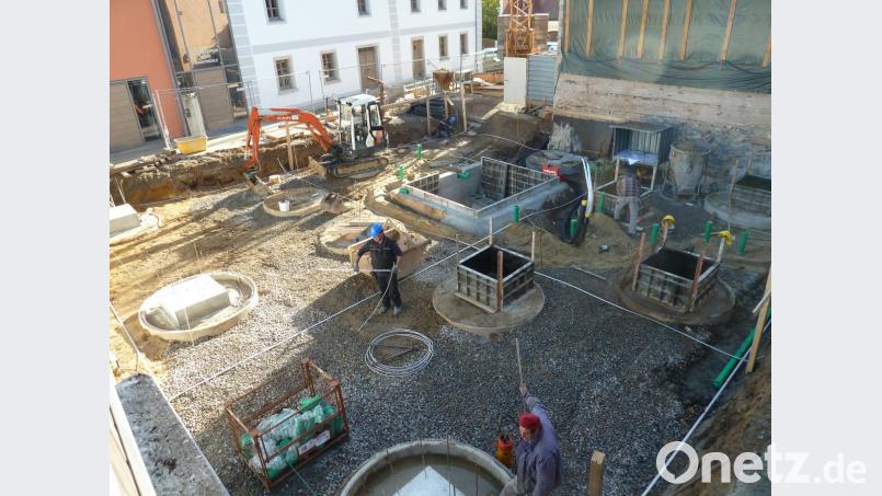 Etliche Handwerker sind auf der Großbaustelle zwischen Museum und Taubenplatz tätig. In Kürze wird die Bodenplatte betoniert; danach startet der Hochbau. Die Anwohner freuen sich derweil über Licht und Aussicht. Bild: Portner