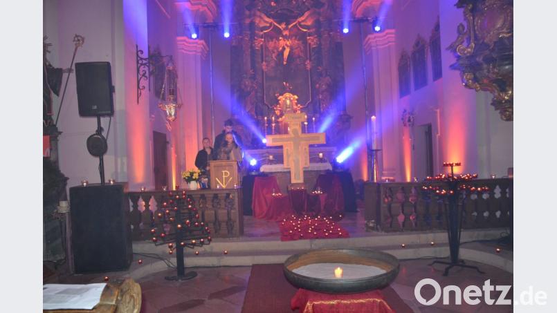 Die Nacht der Lichter taucht die Wieskirche in bunte Farben. Die Fürbitten sprechen Hannah Kellermann, Niklas Lehner und Anna Ulschmid. Bild: gi