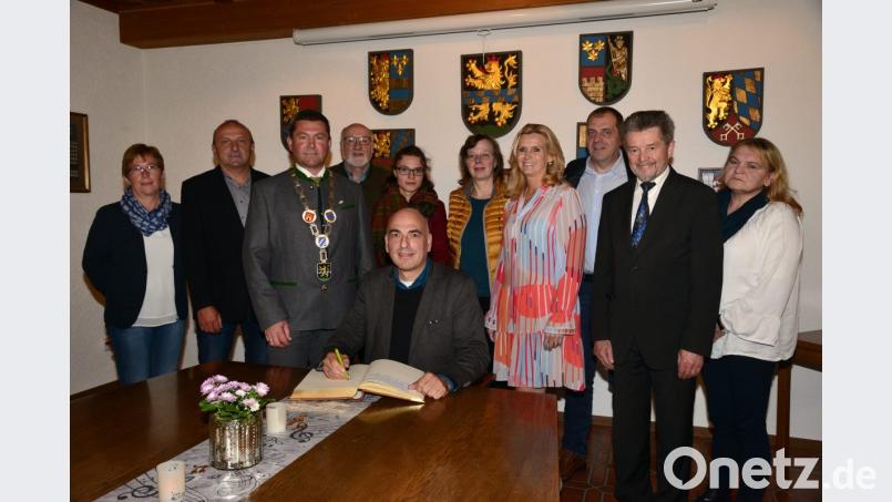 Pleysteins Bürgermeister Rainer Rewitzer lädt Professor Dr. Ulrich S. Schubert aus Anlass der Verleihung des Bundesverdienstordens durch Bundespräsident Frank-Walter Steinmeier zum Eintrag ins Goldene Buch der Stadt ein. Bild: bey
