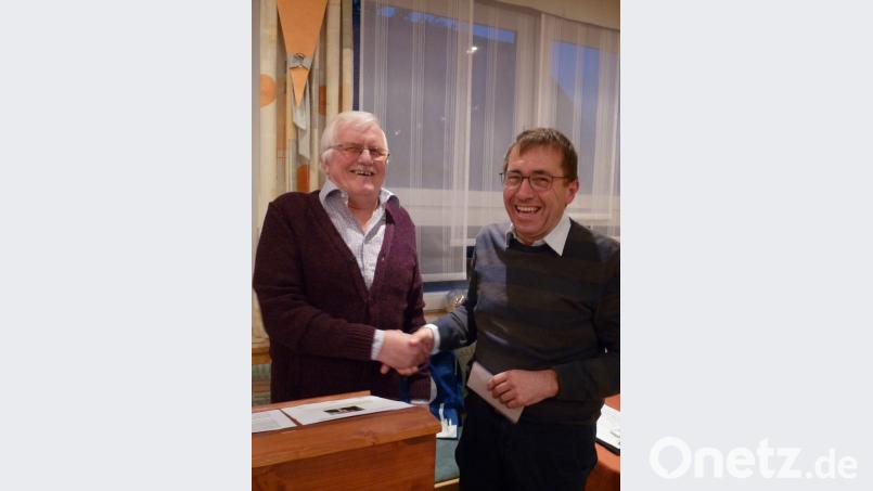 Riglasbrünner-Chef Otto Windisch (links) überreicht zwei Spenden an den Vorsitzenden des Vereins SEGA, Klaus Gebel. Bild: rlö