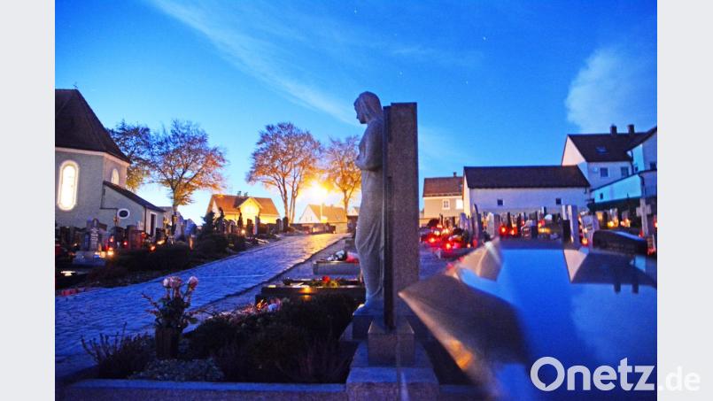 In diesen stillen Tagen setzen sich die Menschen intensiv mit den Verstorbenen auseinander. Die Trauer um die Toten ist fester Bestandteil unseres Lebens. Auch die Grabmale auf dem Neustädter Friedhof, der im Herbst eine besondere Stimmung ausstrahlt, erzählen so manche Geschichte. Bild: Gabi Schönberger