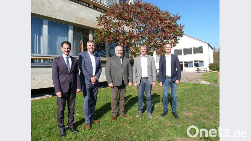 Vor dem Gebäude der früheren Knorr-von-Rosenroth-Schule erörtern (von links) Bürgermeister Jörg Fritsch, Jan Fritsche, Siegfried Kühn, Bürgermeister Reiner Pickel und Stefan Lang die neue Nutzung für Senioren. Bild: hmd