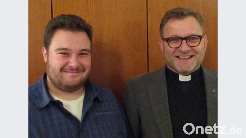 Dekan Markus Brunner (rechts) gratuliert Tobias Neudecker, Pfarrgemeinderatssprecher von St. Konrad in Ammersricht, der das Dekanat Amberg-Ensdorf im Diözesanpastoralrat vertritt. Bild: georg muellner (bra)