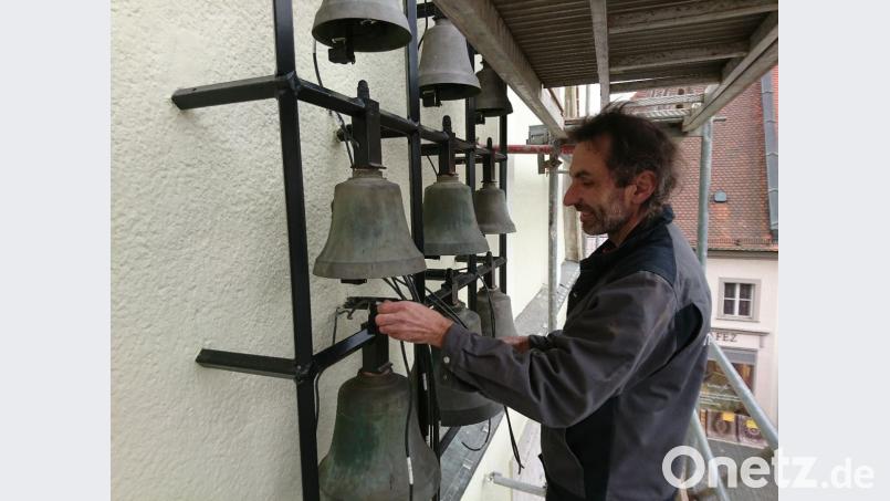 Das Glockenspiel ist zurück an der Giebelfassade des Alten Rathauses, Noch aber erklingen keine Lieder. Ein Mitarbeiter einer Elektrofirma muss die 24 Glocken erst wieder verkabeln. Bild: exb