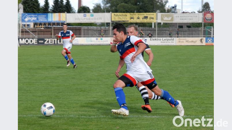 Kevin Krassa (weißes Trikot) steht dem SV Mitterteich aus beruflichen Gründen auf unbestimmte Zeit nicht zur Verfügung. Am Samstag treten die Stiftländer beim SV Friesen an. Bild: Rudi Gebert