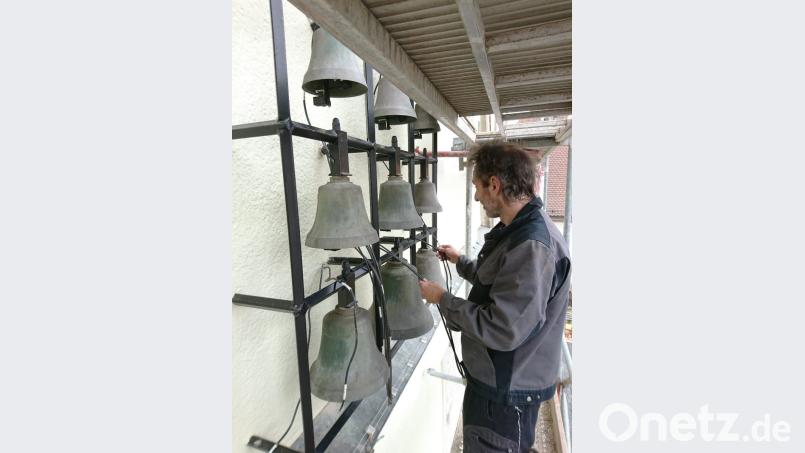 Das Glockenspiel ist zurück an der Giebelfassade des Alten Rathauses, Noch aber erklingen keine Lieder. Ein Mitarbeiter einer Elektrofirma muss die 24 Glocken erst wieder verkabeln. Bild: exb