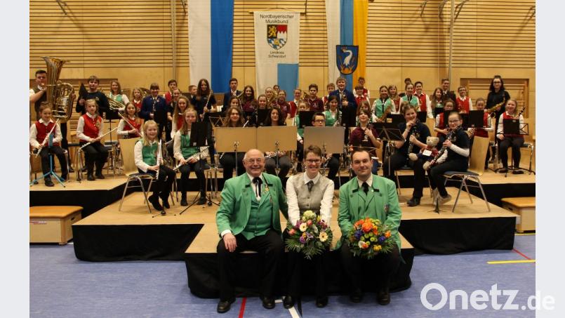 Die Nachwuchsförderung ist dem Kreisvorsitzenden Joseph Ferstl (links) eine Herzensangelegenheit. Beim Jungbläser-Coaching im Kreisjugendorchester wird er dabei vom musikalischen Leiter Stefan Neger (rechts) und der stellvertretenden Kreisdirigentin Conny Gaschler (Bildmitte) unterstützt. Bild: bph