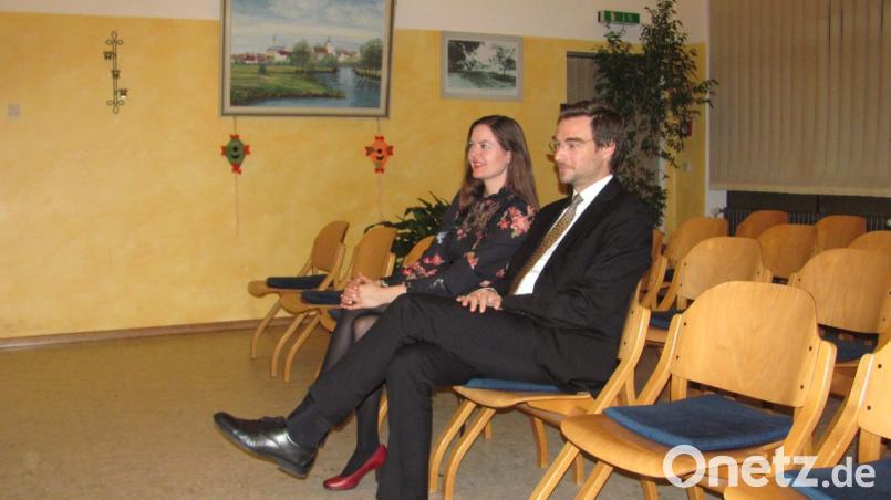 Beim Tagesordnungspunkt seiner Entlassung aus dem Bürgermeisteramt nahm Stephan Oetzinger im Zuschauerraum neben Frau Barbara Platz. Bild: sei