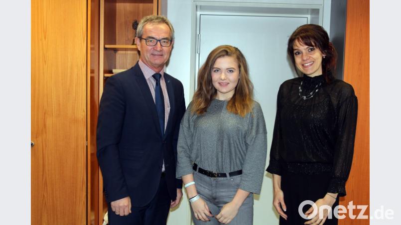 Das "Christkind" Amelie Zehfuß (Mitte) mit Bürgermeister Werner Nickl und Romina Passon vom KEM-Verband. Bild: stg