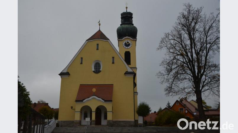 Vor der St. Johannes Nepomuk-Kirche in Waldau soll noch in dieser Woche eine Tafel auf den großen Brückenheiligen hinweisen. Die Bevölkerung ist zu diesem Akt eingeladen. Bild: dob