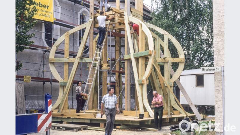 Am Boden bauen die Zimmerleute den Dachstuhl zusammen. Bild: Andreas Schlagenhaufer