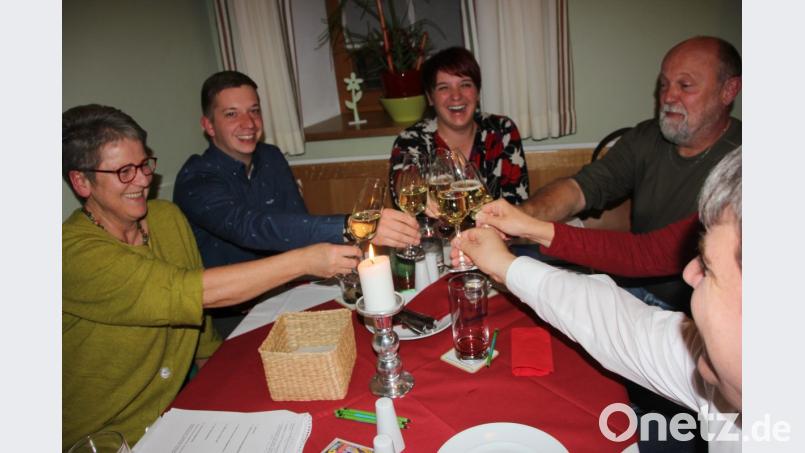 Anna Toman (Bildmitte) aus Bärnau ist Landtagsabgeordnete. Darüber freuen sich (von links) die beiden Grünen-Vorsitzenden Heidrun Schelzke-Deubzer und Fabian Neuser sowie Markus Möllmann und MdB Stefan Schmidt. Bild: kro