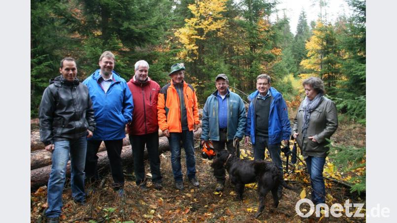 Den Ortstermin im Forstgebiet Groschlattengrün bei Pechbrunn begleiten Gerhard Schneider (Vierter von rechts) und Dietmar Michalski (Dritter von rechts). Bild: wro