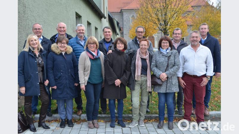 Aus den Jugendlichen von damals sind Frauen und Männer geworden, die sich viel zu erzählen haben. Immerhin haben sie vor 40 Jahren letztmals die Schulbank in der Realschule gedrückt. Bild: dob