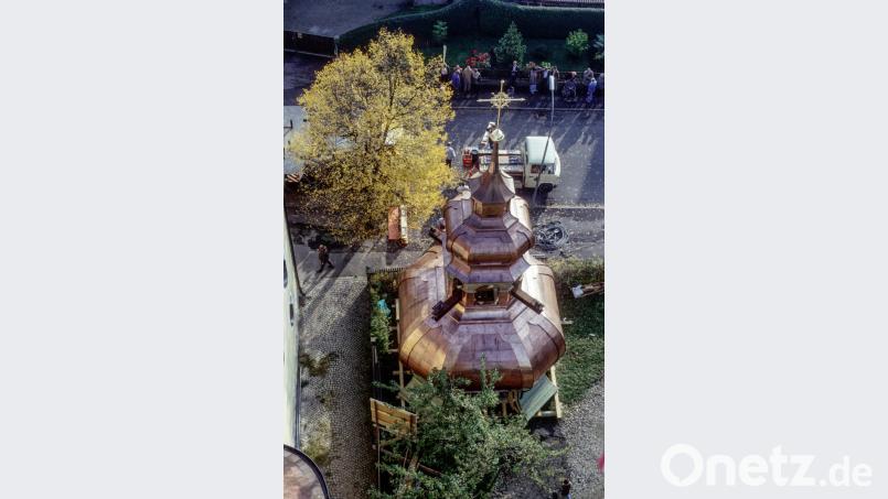 Bilder von der Turmbekrönung der katholischen Kirche in Kohlberg 1988. Bild: Andreas Schlagenhaufer