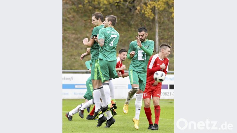 Die Ammerthaler Christian Knorr, Mario Zitzmann und Marco Weber (in den grünen Trikots von links) können in dieser Situation, die zur Vacher 2:1-Führung führt, den Schuss von Daniel Geissler nicht abblocken. Bild: Hubert Ziegler