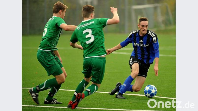 Michael Busch (rechts) steuerte zum Weidener Kantersieg in Hutthurm einen Dreierpack bei. Bild: Werner Franken