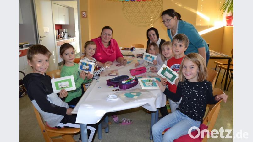 Die Kinder der Ferienbetreuung basteln ein Memory mit Schachtel. Die Leitung hat Angela Koch (links). Betreut werden die Kinder von Silke Krämer und Anni Hierold (von rechts). Bild: gi