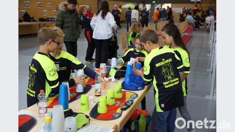 Die Kids der Hochstapler waren hoch motiviert. Gemeinsam stapeln finden sie prima. Bild: bkr