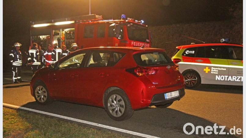 Die Floßer Feuerwehr leuchtet die Unfallstelle aus, an der der Senior tödlich verunglückte. Unterstützung, insbesondere für die Verkehrsregelung, kam von den Kollegen aus Flossenbürg Bild: nm
