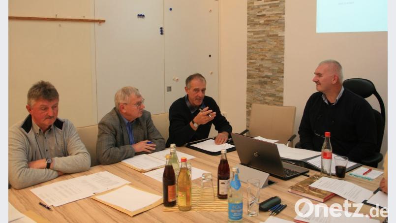 Über die Details der Kostenschätzungen informierte Wolfgang Kraus (2. von rechts) bei der Gemeinderatssitzung, deren Vorsitz Bürgermeister Uli Roth (rechts) inne hatte. Bild: wro