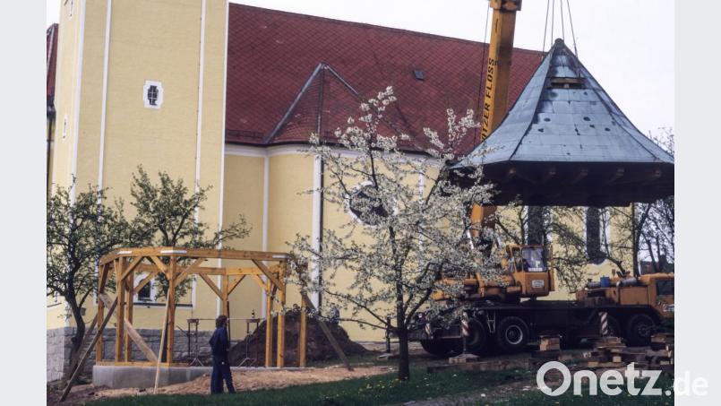 Bilder von der Turmbekrönung der katholischen Kirche in Kohlberg 1988. Bild: Andreas Schlagenhaufer