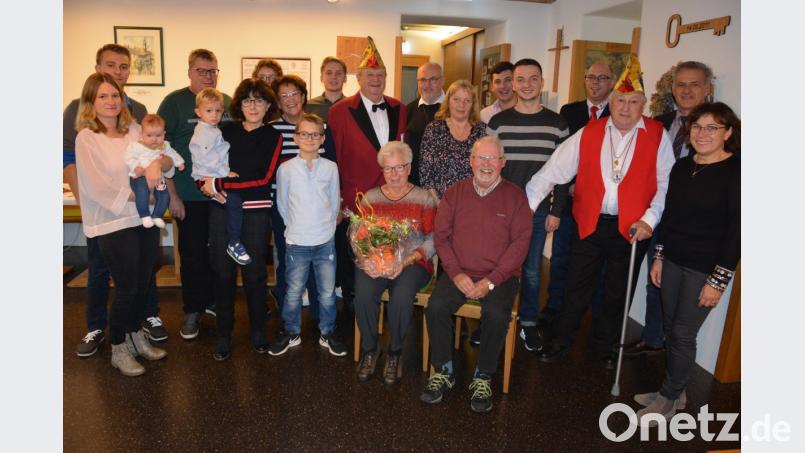 Barbara Nerlich (sitzend) mit ihren Ehemann Reinhard, feierte am Samstag ihren 80. Geburtstag. Bestens gelaunt feierte sie im Café des Mehrgenerationenhauses. Dazu gratulierten neben ihrer Familie noch (von rechts) Maria Neumayr (TuS), Bürgermeister Roland Grillmeier, Willi Schneider, Robert Hoyer (Rotes Kreuz), sowie Stadtpfarrer Anton Witt (8. von rechts), Otto Weiß (9. von rechts) und Stilla Schuller (6. von links) vom Katholischen Frauenbund. Bild: jr
