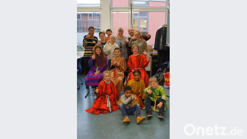 Die Theatergruppe unter Leitung von Gabi Kollaschinski untermalt das Programm mit Theaterszenen. Bild: abi