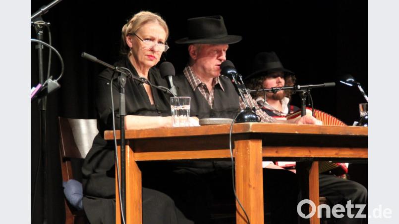Die beiden hervorragenden Schauspieler Johanna Bittenbinder und Heinz-Josef Braun nehmen das Publikum in der Stadthalle beim Live-Hörspiel &quot;Tannöd&quot; mit auf eine Achterbahn der Gefühle. Bild: prh