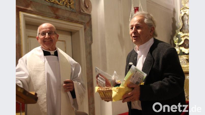 „Pfarrer Bernhard Huber hat die seltene Gabe, mit wenigen Worten Gläubige anzusprechen und sie im Herzen zu berühren und so ist es ihm auch gelungen, über all die Jahre immer wieder neu wunderbare und treffende Worte zu Ehren Mariens zu finden“, zollte Hermann Frieser Pfarrer Bernhard Huber Dank und Anerkennung für seine Beiträge zum Güldenen Rosenkranz über die vergangenen 15 Jahre und gratulierte dem Geistlichen zum 40-jährigen Priesterjubiläum. Bild: ads