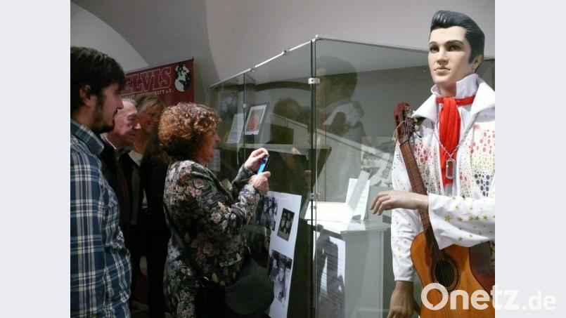 Zeitzeugin Lieselotte Zelenka aus Hirschau ist eine der Ersten, die bei der Eröffnung den Original-Brief von Elvis begutachten. Die Vitrine ist den ganzen Abend dicht umringt. Bild: abu