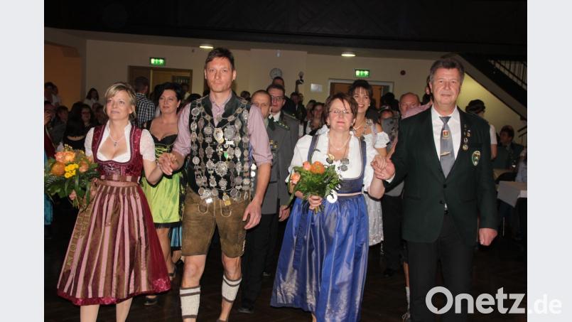 Daniela und Matthias Wiendl sowie Bettina Gmeiner und Gauschützenmeister Manfred Zölch (von links) eröffnen mit einer Polonaise den Gauschützenball in der städtischen Turnhalle in Waldsassen. Bild: kro